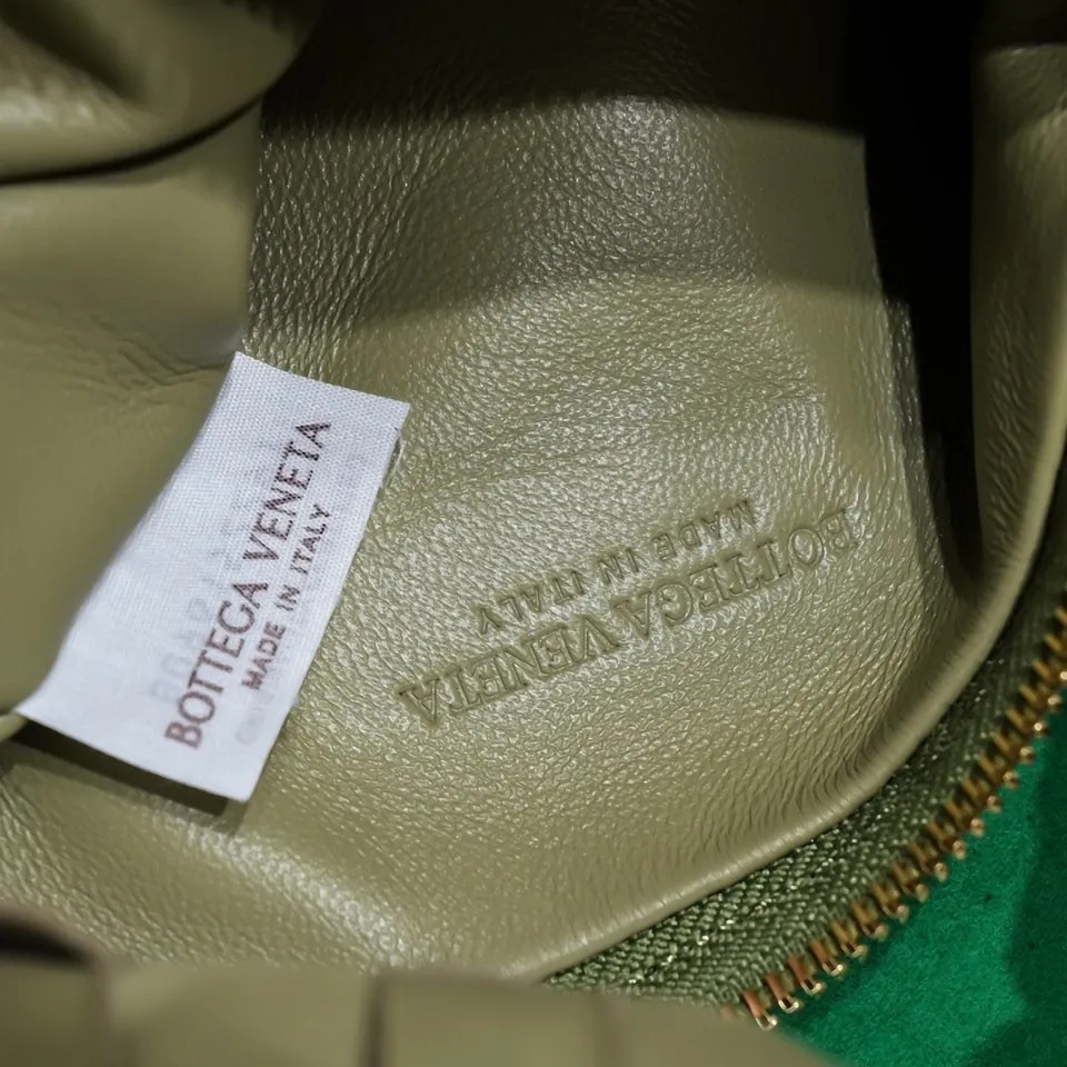 Batch 1120 BV Bottega Veneta's new early spring women's MINI JODIE handbag BV bag 🔥The new method is based on the original rounded corners, knotted with classic woven leather round hobo bag, The most iconic triangular pull-out design, using sheepskin draped soft shape, is super suitable for concave shapes~ Jodie feels really gentle to people, and is definitely the best item for daily matching. It has the same weave, new elements and twists, is compact and versatile, and is the new favorite of street style Internet celebrities! Dimensions: 23x28x8 Model: 6699-1